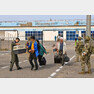수단 포트수단 공항에서 교민들의 짐을 확인하는 국군.