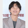 배우 송중기가 22일 서울 강남구 메가박스 코엑스에서 열린 영화 ‘화란‘(감독 김창훈) 언론시사회에서 미소를 짓고 있다.