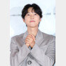 배우 송중기가 22일 서울 강남구 메가박스 코엑스에서 열린 영화 ‘화란‘(감독 김창훈) 언론시사회에서 인사를 하고 있다.