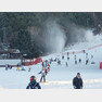 강원 평창의 HJ매그놀리아용평호텔앤리조트(용평리조트)가 25일 올 겨울시즌 첫 주말 스키장 운영에 들어간 가운데 이날 주간에만 약 3200명이 몰려 스키와 스노보드를 즐긴 것으로 나타났다. 2023.11.25