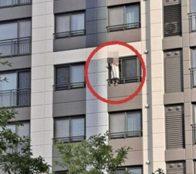 고층 아파트 창틀 서서 담배 피우는 입주민 포착…‘위험천만’