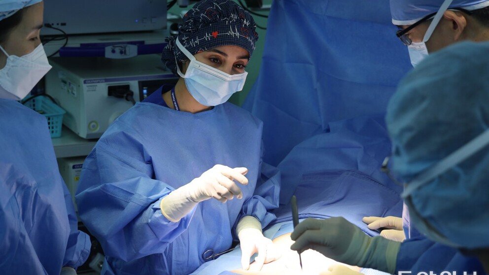 대형병원 수술대서 전공의 공백 메우는 중동 의사들