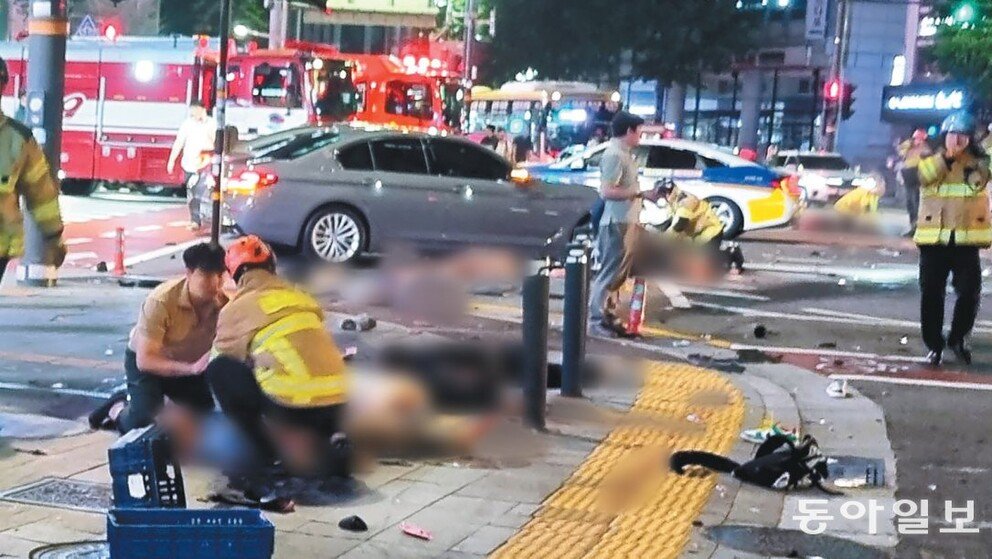 서울광장앞 역주행車에 9명 사망
