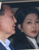 6개월 만에 모습 드러낸 김건희, 尹 옆서 굳은 표정