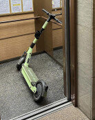 아파트 엘베에 전동킥보드 버젓이…“부모까지 공개하라” 분노