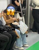 “지하철서 순대-보쌈에 술까지…냄새 심해 토할 것 같아”