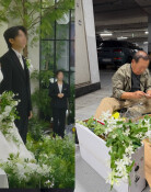 “내 딸 꽃 시들까봐” 결혼식장 주차장서 부케 만든 아버지