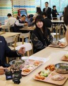 대학생과 ‘천원의 아침밥’ 먹은 金총리, 메뉴 보고 한 말은