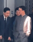 中은 주머니에 손, 日은 고개 푹…‘굴욕 외교’ 영상 퍼져