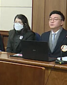 김건희 머리 풀어헤치고 재판장 등장…‘건강 이유’ 휠체어 실려 이동