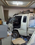 가속 페달을 브레이크로 착각한 80대 운전자, 건물로 돌진