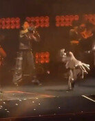 사람도 어려운 공중돌기까지…머스크도 감탄한 中로봇 ‘칼군무’