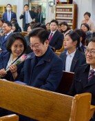 李, 계양구서 성탄예배… 보선 출마설 김남준 동행