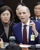 최민희 “동시통역기 착용하라” vs 쿠팡 임시대표 “제 통역사가 유능”