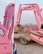 헬로키티 굴착기 모는 中여성…“잘생긴 남편 내가 먹여살려요”