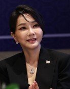 김건희, ‘반클리프’ 목걸이 받고 “아주 예뻐, 도와드릴 것 없나”