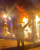 “시위대 얼굴에 조준사격” 외치고 전화 뚝…이란 2000명 사망설