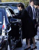 차 창문 내리자 또 다가와 손잡아…다카이치 ‘극진한 환송’