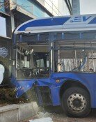 [속보]서울 서대문역 농협에 버스 돌진…소방 “사상자 다수”