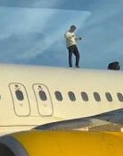 여객기 위로 올라가 춤추고 난동 부린 20대…항공편 2시간 지연