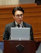 김민석 “얻다대고 발언 사과 안해” 윤영석 “거, 참…겸손하게 하십쇼”