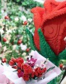 생화 밀어내는 ‘장난감 꽃다발’…“안 시들어” vs “농가 위기”