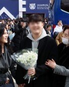 이부진, 아들 서울대 입학식 찾아 환한 미소…홍라희도 함께