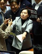 조국당 “국힘 서명옥, 피켓으로 이해민 얼굴 가격”