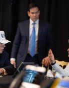 “이란, 몇달내 핵무기 12개 만들 수준”… 트럼프, 협상중 기습 공격