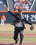 한화 시구자로 나선 박찬호, 검은색 양복 입고 공 던진 이유는