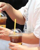 음료 가져간 알바에 합의금 550만원…더본코리아, 점주 영업정지
