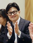 [단독]한동훈, 로펌 변호사로 등록…주민 소통 염두에?