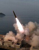 北, ‘폭탄비’ 집속탄 도발… 미사일 1000기에 실어 동시 발사 위협