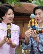 아오자이 입은 金여사에 “베트남 소녀 같다”…영부인들 화기애애