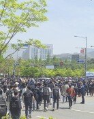 삼전 노조, 8차선 도로막고 집회…옆에선 소액주주 맞불 집회