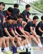 나이키-아디다스 신고…북한 女축구단, 훈련장선 웃었다