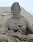 ‘작품’인 줄 몰랐나…해운대 모래상 뭉개버린 70대