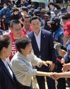육영수 여사 생가 찾은 박근혜 “국힘 후보에 일할 기회 달라”