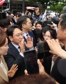 올공 찾은 與의원들에 시위대 “나가라”…결국 현장 떠나