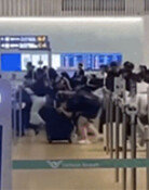 허리 숙이고 캐리어 돌진…인천공항 ‘집단 새치기’ 난동