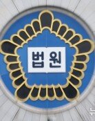 감방서 햄버거 먹고 나이키 입은 조폭…교도관이 집사였다