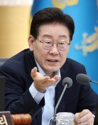 李, 구윤철에 “욕 먹게 돼있으니 무조건 기어서 다니시라”