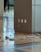김포공항 천장 대리석 와르르…출발장 승객 ‘아찔’