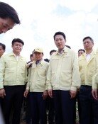 장동혁 가뭄 현장서 ‘인간 받침대’ 논란…“의원 자격 없다” vs “몰랐던 일”