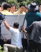 장동혁 가뭄현장 방문때 ‘인간받침대’ 논란