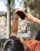 스마트폰 할 때 ‘이 자세’…골반·허리 골병 든다
