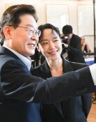 李 “아내가 꼭 찍어오래서”…전도연과 셀카 찰칵