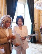 김혜경·마크롱 여사, 한지 특별전 관람…가수 화사 앨범 선물도
