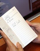 수첩을 펼친 3초, 카메라는 놓치지 않았다 — 김민석 대표 ‘메모 사진’이 남긴 것[청계천 옆 사진관]