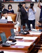 “조직폭력” “여자 깡패” 고성 충돌…서영교, 박형수 발언권 정지